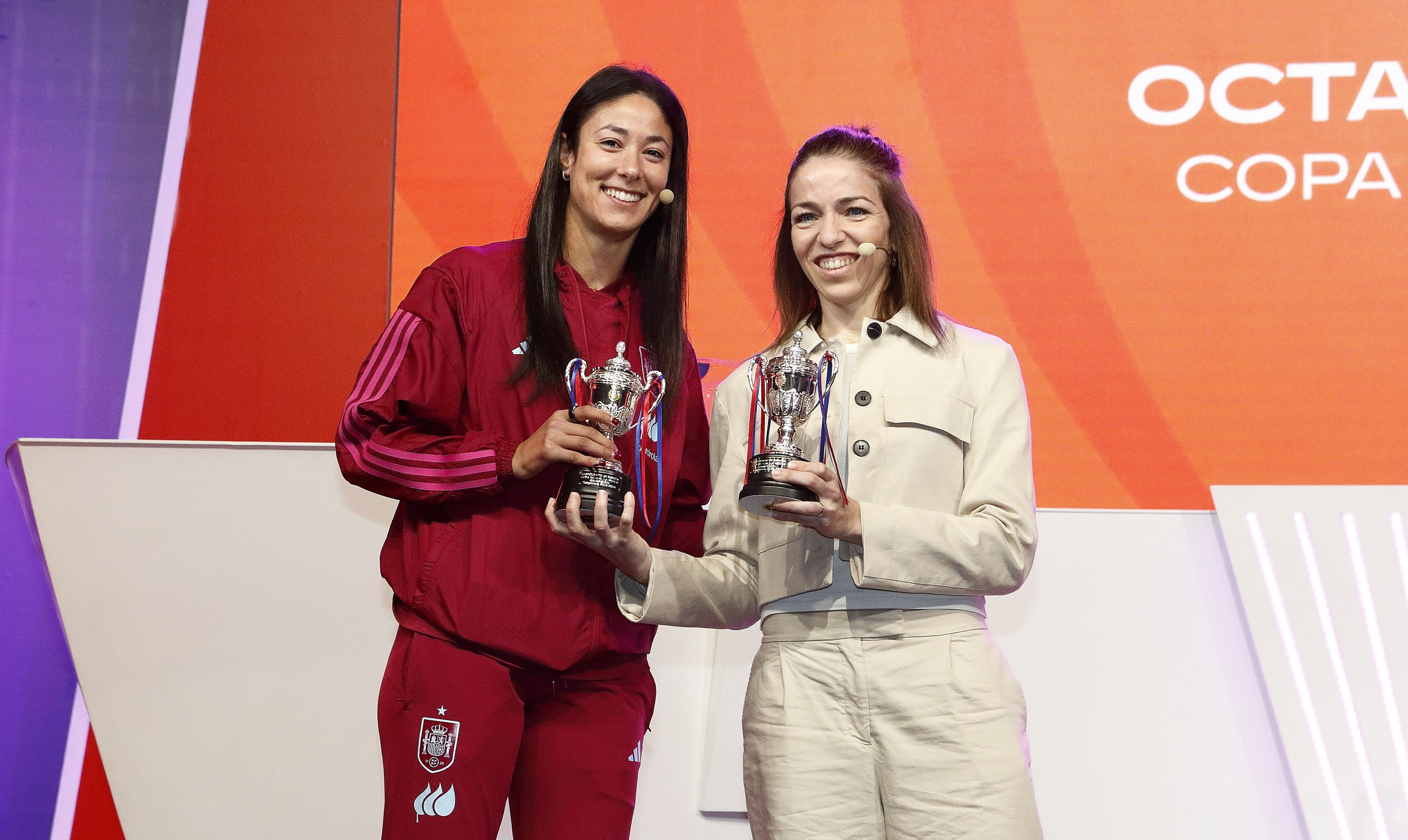 Esther Romero, a la dreta, rep les dues rèpliques de la Copa de la Reina