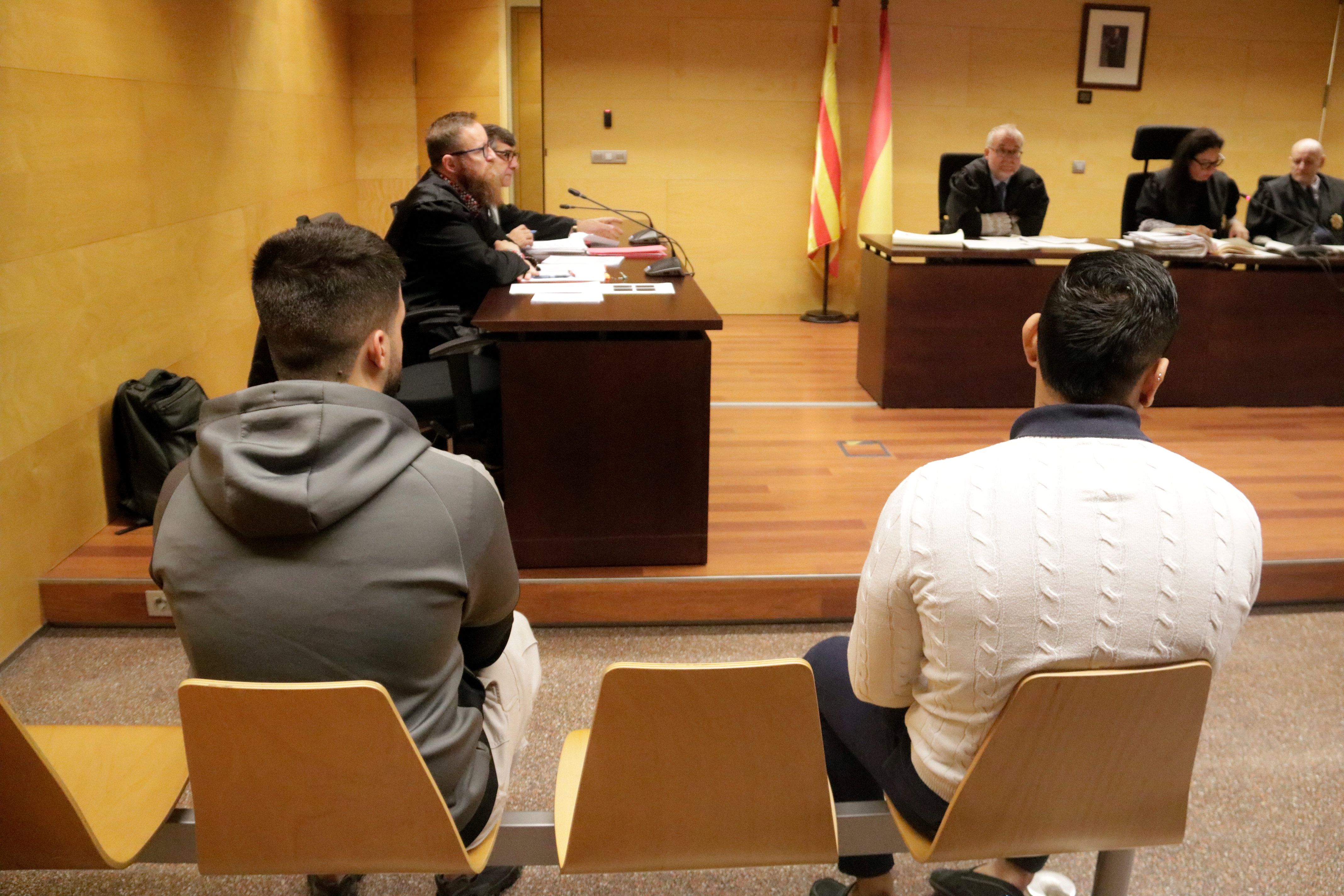 D'esquenes, els acusats de la violació en grup a Blanes