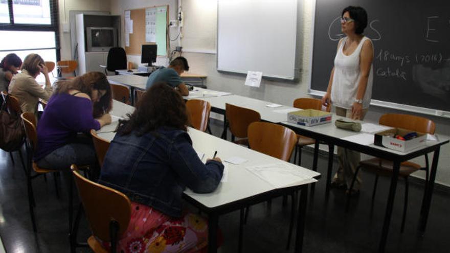 Una aula de l'escola d'adults de Girona