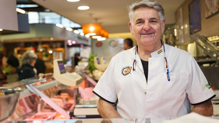 Des de fa quinze anys, Fermí Corominas és responsable d'una de les carnisseries de la Plaça Mercat d'Olot