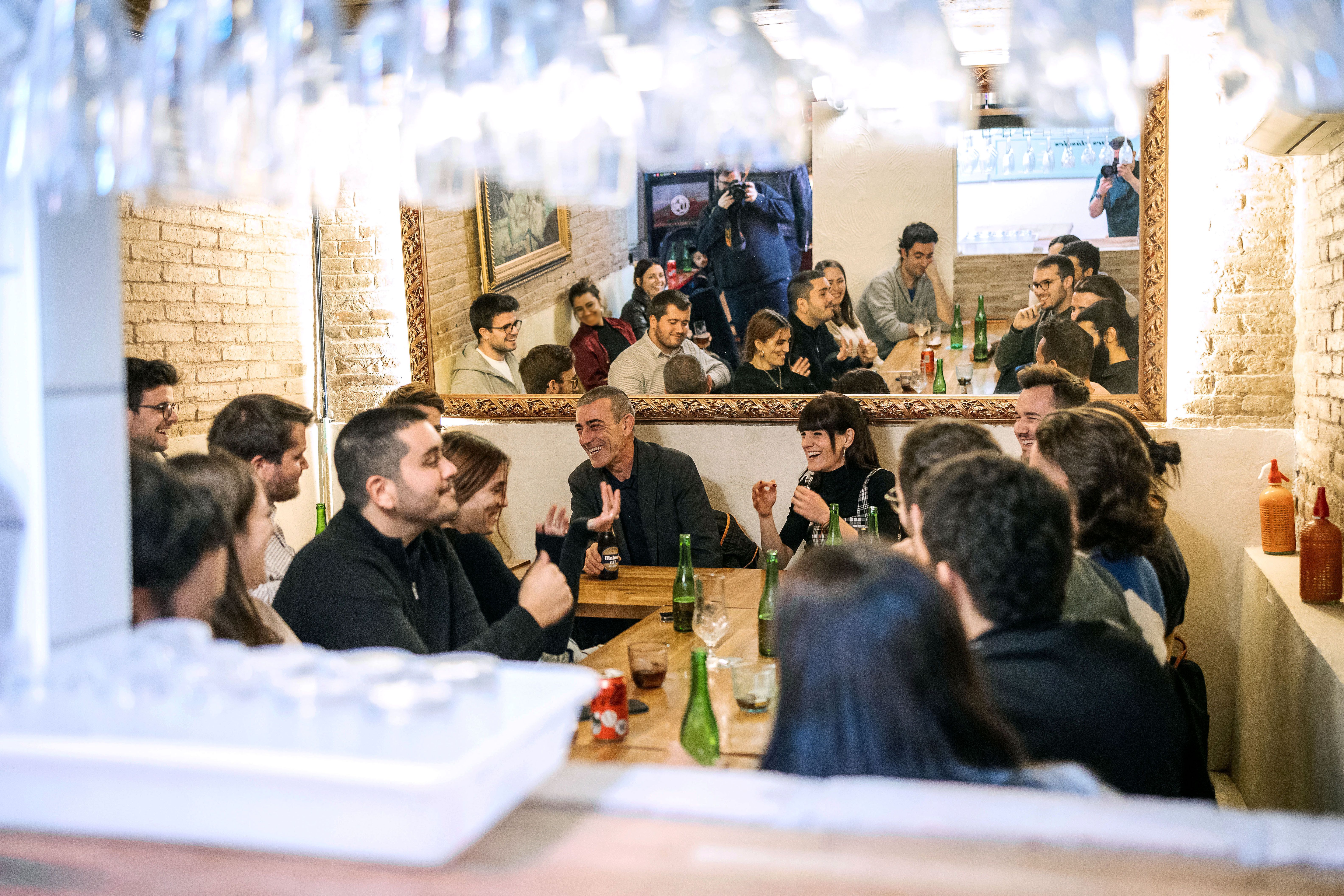 Xavier Godàs i Alba Camps, durant la trobada amb joves, a Can Rito de Sant Antoni