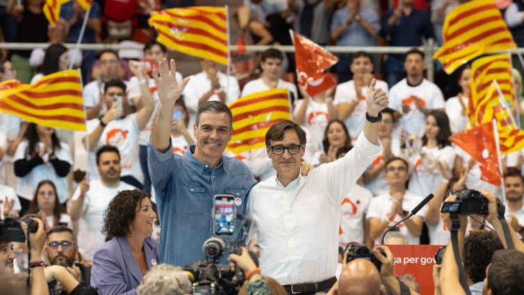 El president del govern espanyol, Pedro Sánchez, i el candidat del PSC, Salvador Illa, durant la campanya de les eleccions catalanes