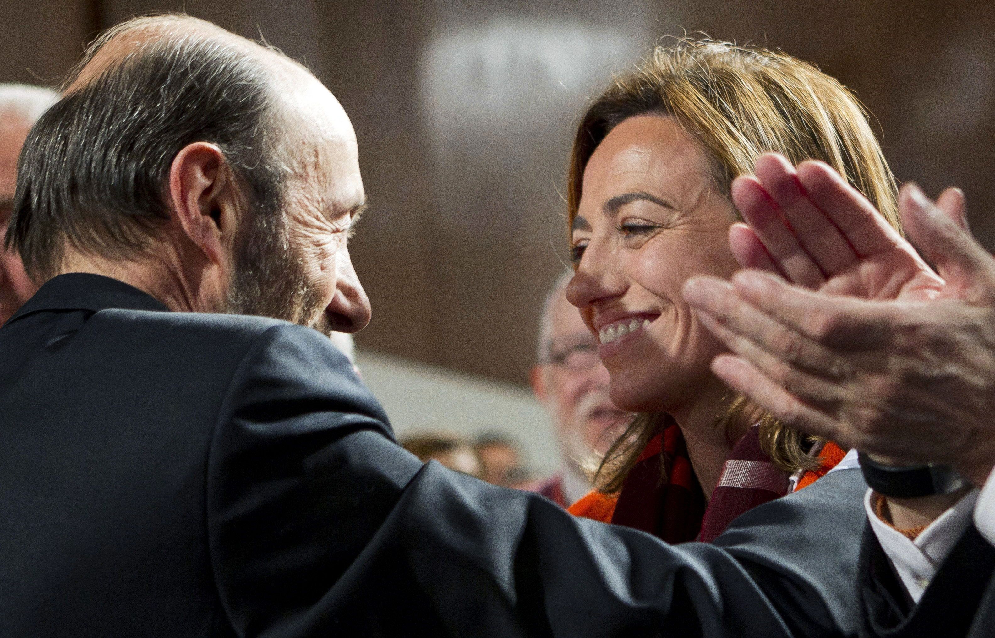 Rubalcaba saluda Chacón al 38è Congrés del PSOE celebrat a Sevilla el 2012, després de ser escollit secretari general.