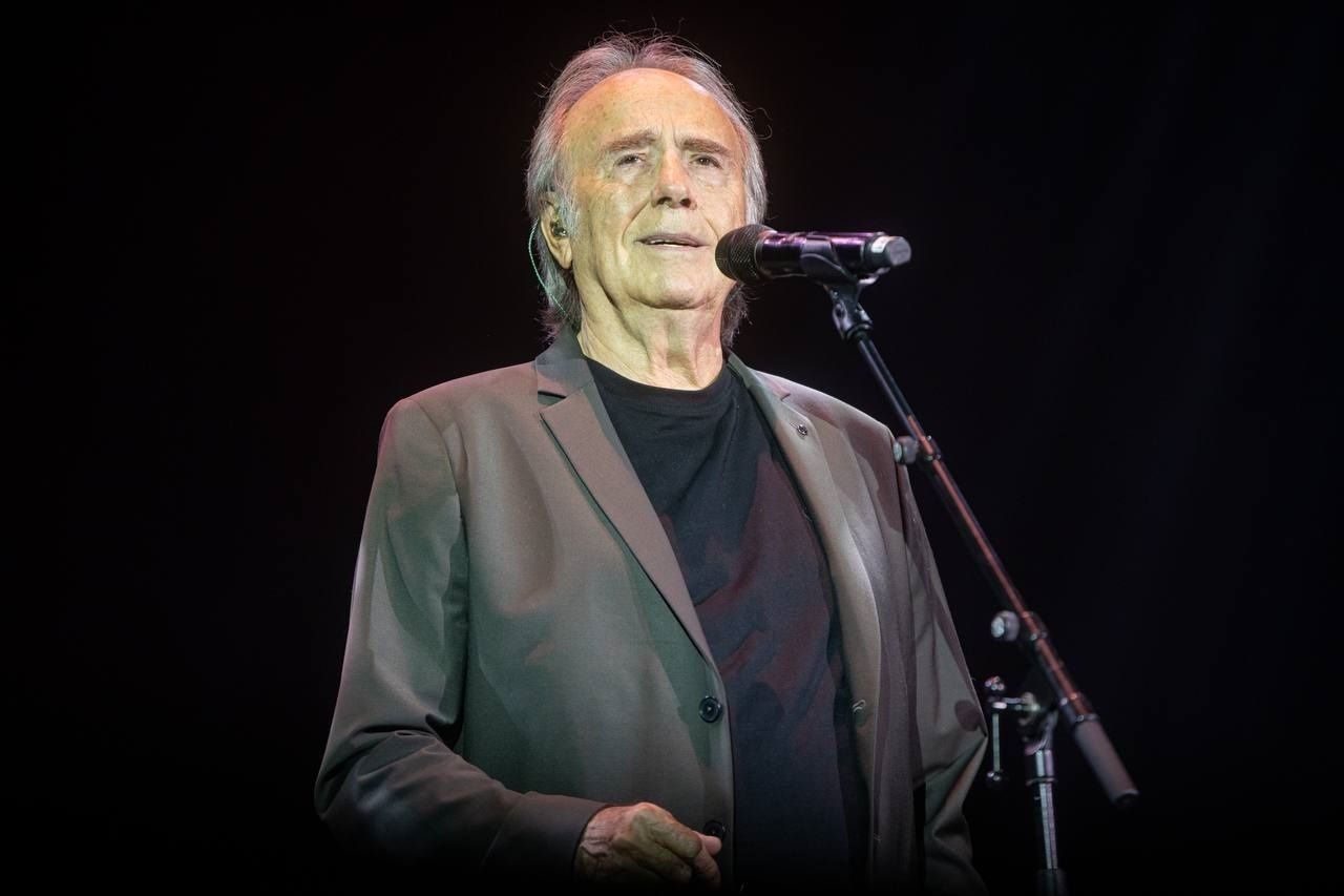 Joan Manuel Serrat obre el concert 'Barcelona amb València' al Palau Sant Jordi