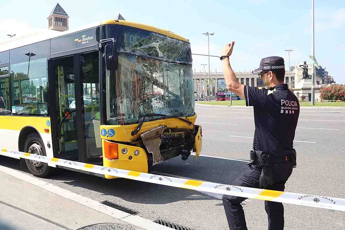 Un dels autobusos accidentats a la plaça Espanya