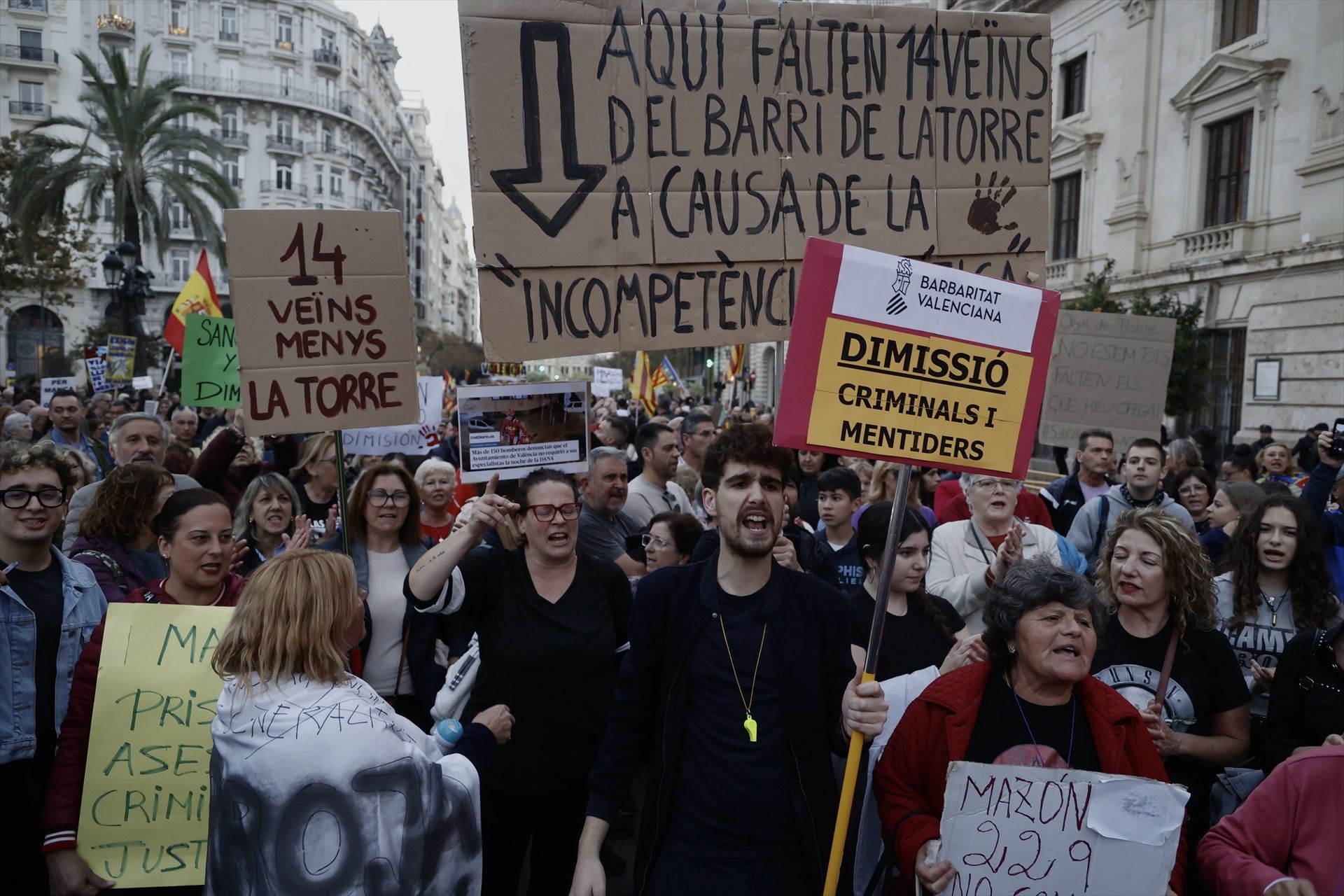 Veïns del barri de la Torre, un dels més afectats per la dana, es manifesten contra Mazón