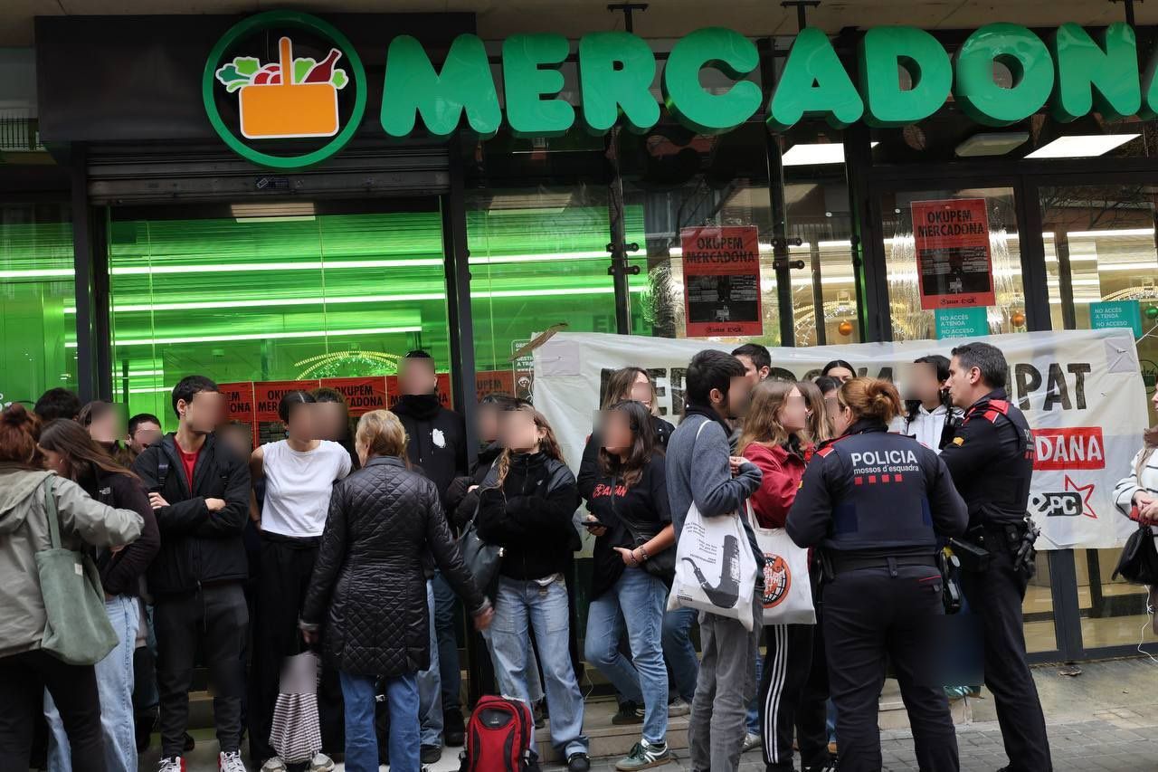 Els manifestants que bloquegen les portes del Mercadona del carrer Berlín, a Barcelona