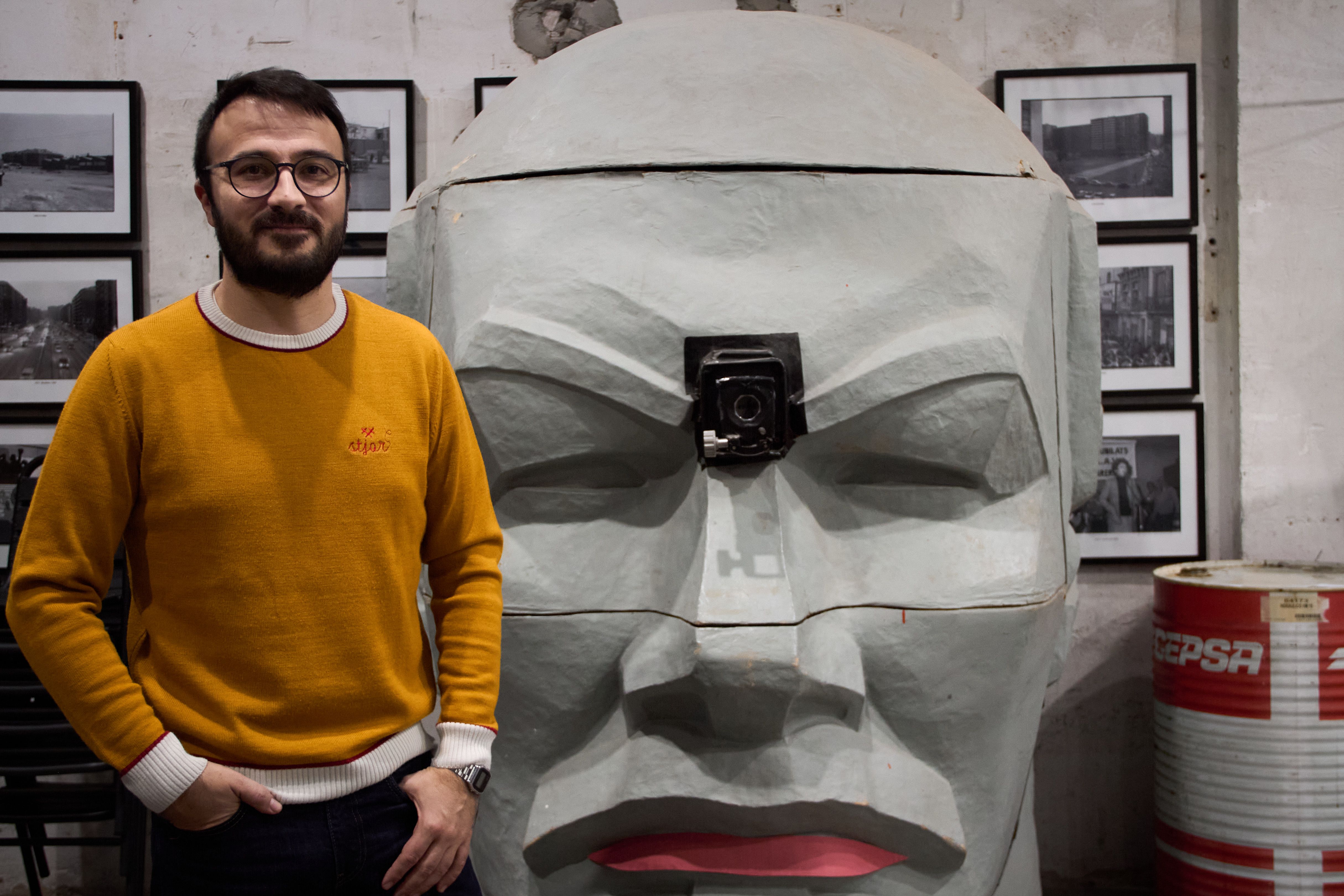 Albert Botran amb una instal·lació de Lenin a la Nau Bostik de Barcelona.