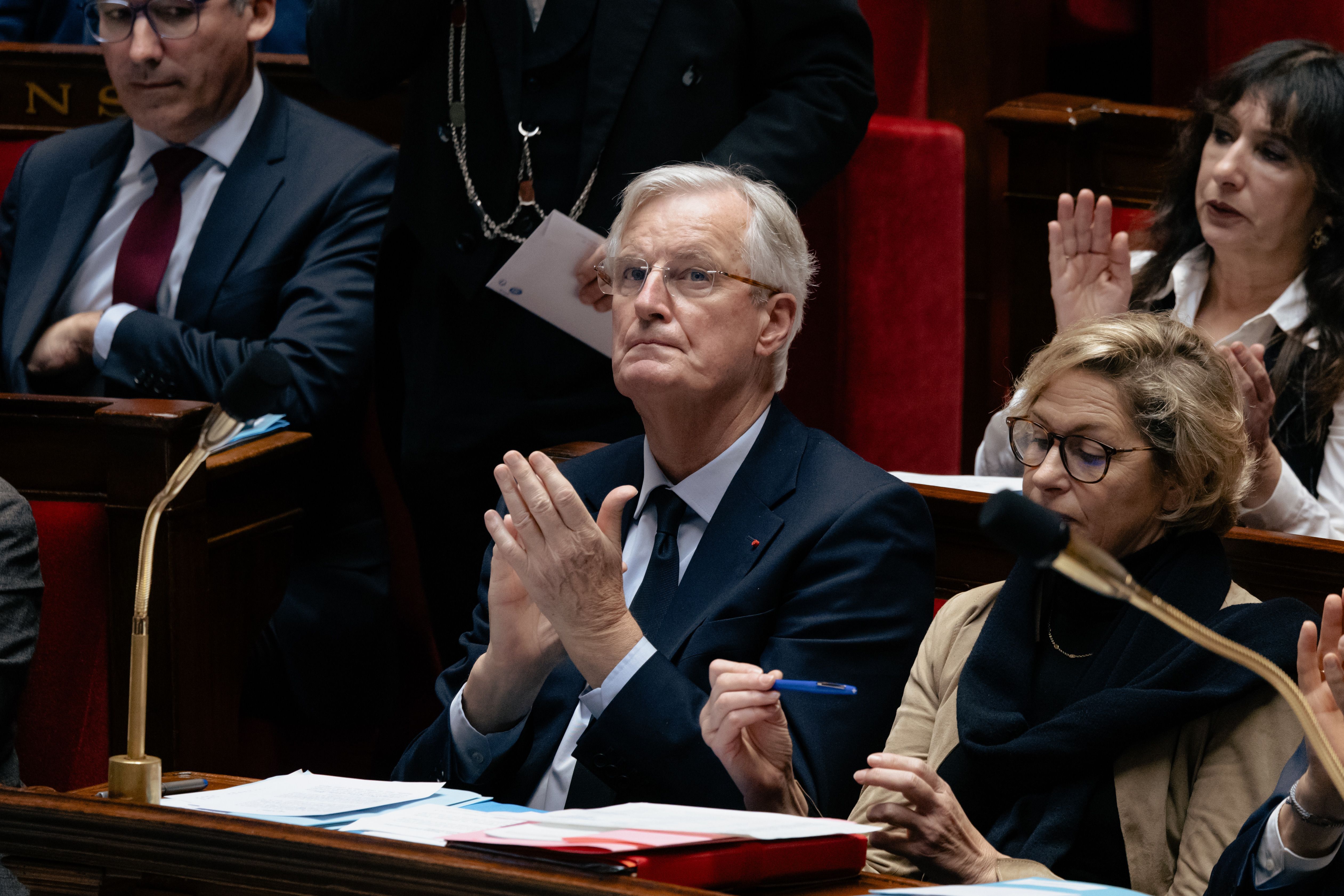 Michel Barnier -aquí, a l'Assemblea Nacional- ja no les té totes.