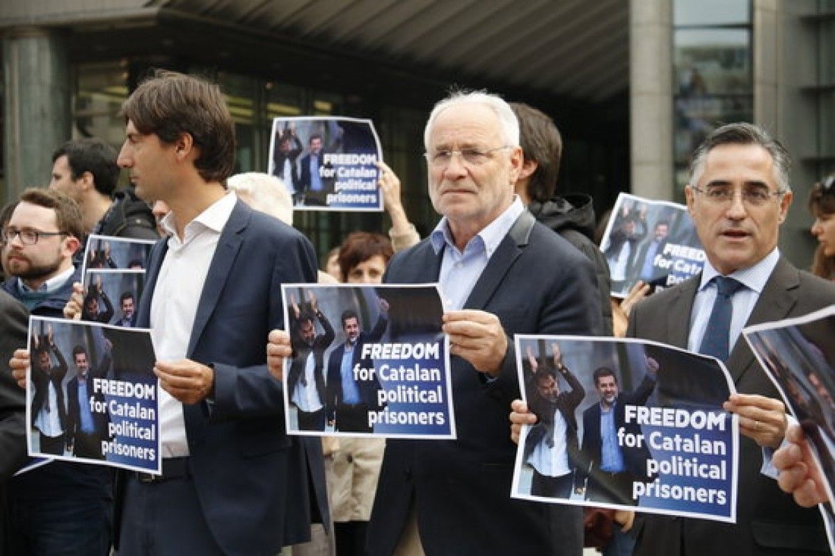 Els eurodiputats Jordi Solé, Ivo Vajgl i Ramon Tremosa, a la manifestació en contra de l’empresonament de Sànchez i Cuixart.