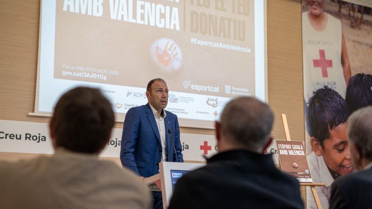 El conseller Berni Álvarez, durant la presentació, acompanyat de representants del sector esportiu i el món local