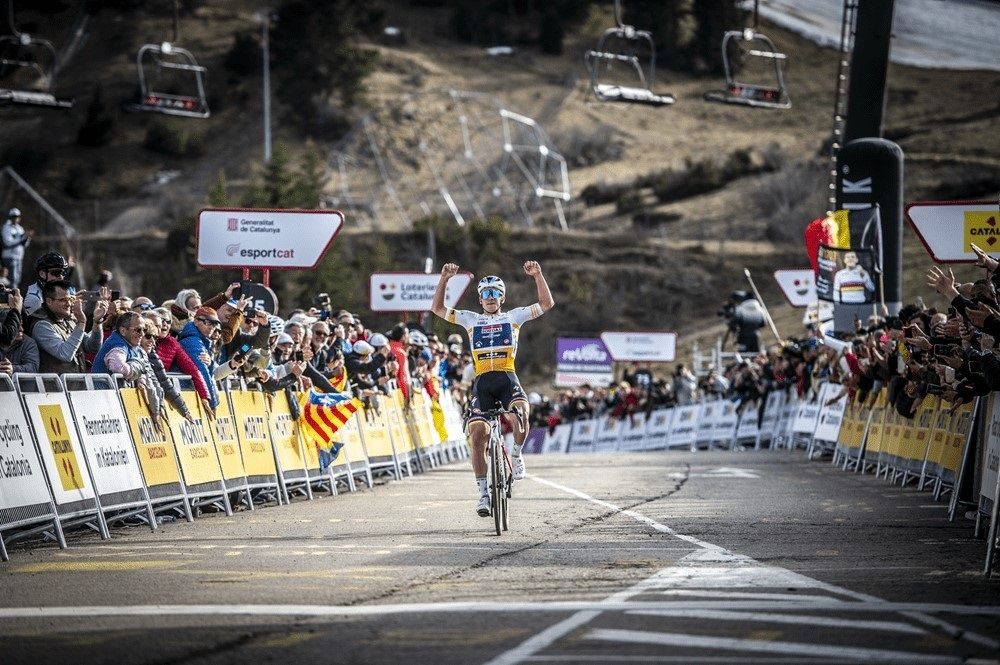 El ciclista Remco Evenepoel celebra una victòria a la Volta