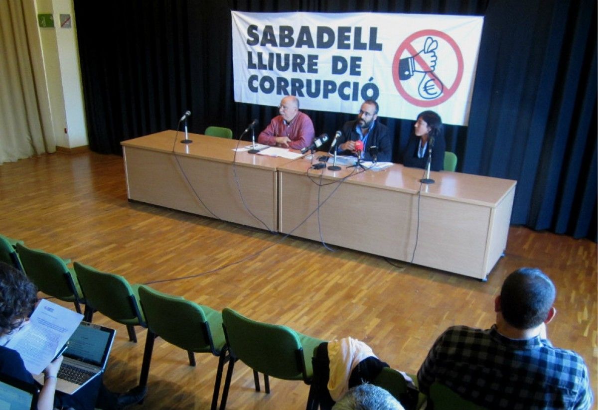 Isidre Soler i Mariona Aspachs, membres de la Plataforma Sabadell Lliure de Corrupció, amb l'advocat Raül García Barroso