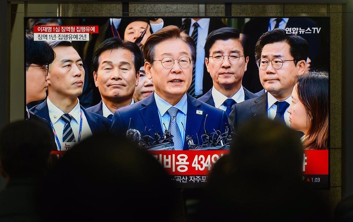 Sudcoreans segueixen la compareixença del president, Yoon Suk Yeol