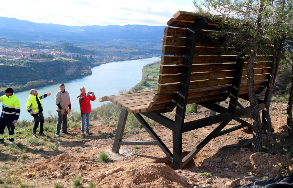 El banc gegant de Riba-roja d'Ebre que s'ha instal·lat aquesta setmana