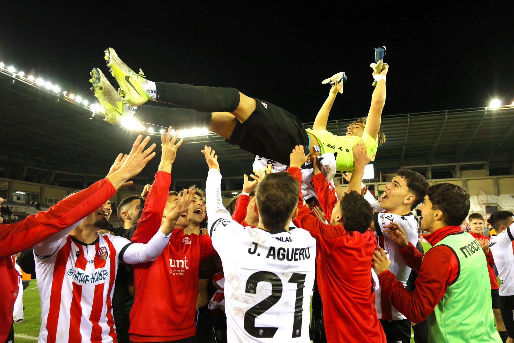 Els jugadors de la UE Logronyès celebren amb Pol Arnau la victòria contra el Girona a la Copa