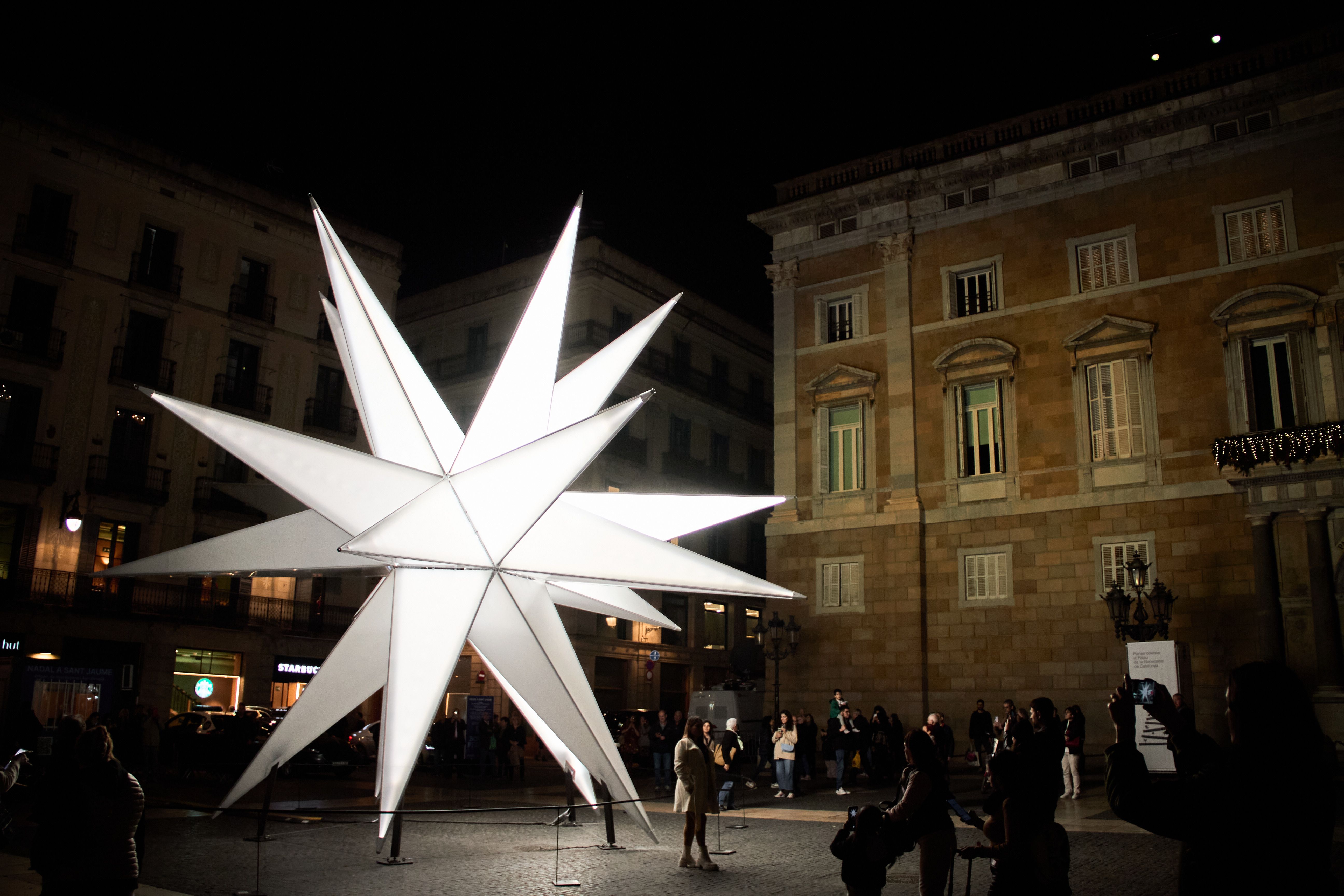 L'estel de la plaça Sant Jaume substitueix el pessebre tradicional