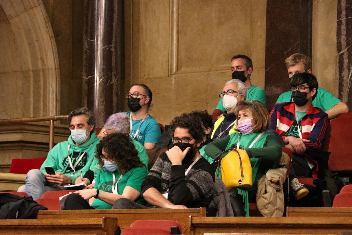Representants de la PAH, durant l'aprovació de la llei antidesnonaments al Parlament