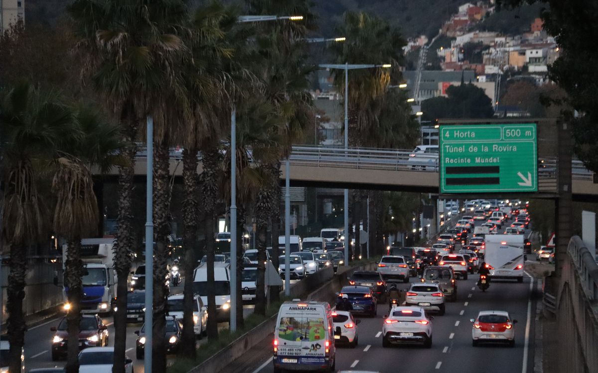 Trànsit dens a la ronda de Dalt de Barcelona, durant l'operació sortida del pont de la Puríssima