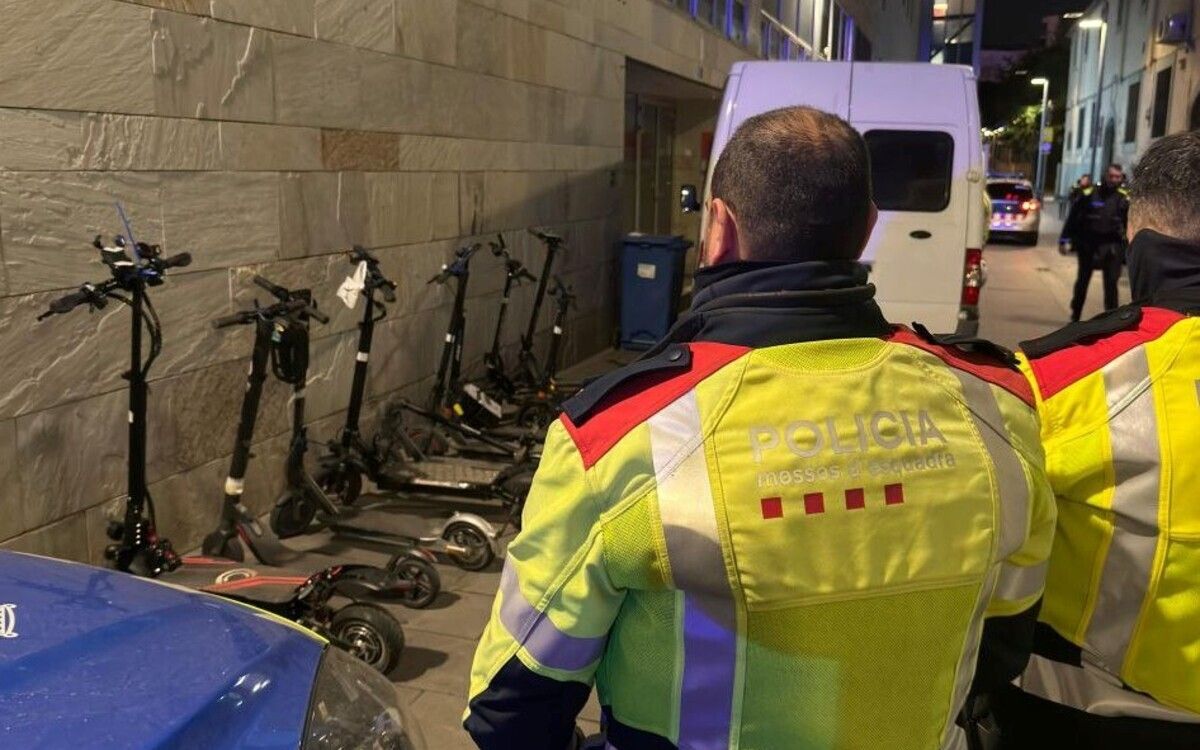 Alguns dels patinets requisats per la Guàrdia Urbana i els Mossos a lladres violents al centre de Barcelona