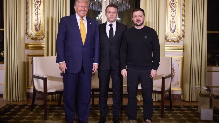 Trump, Macron i Zelenski, durant la cimera prèvia a la inauguració de Notre-Dame