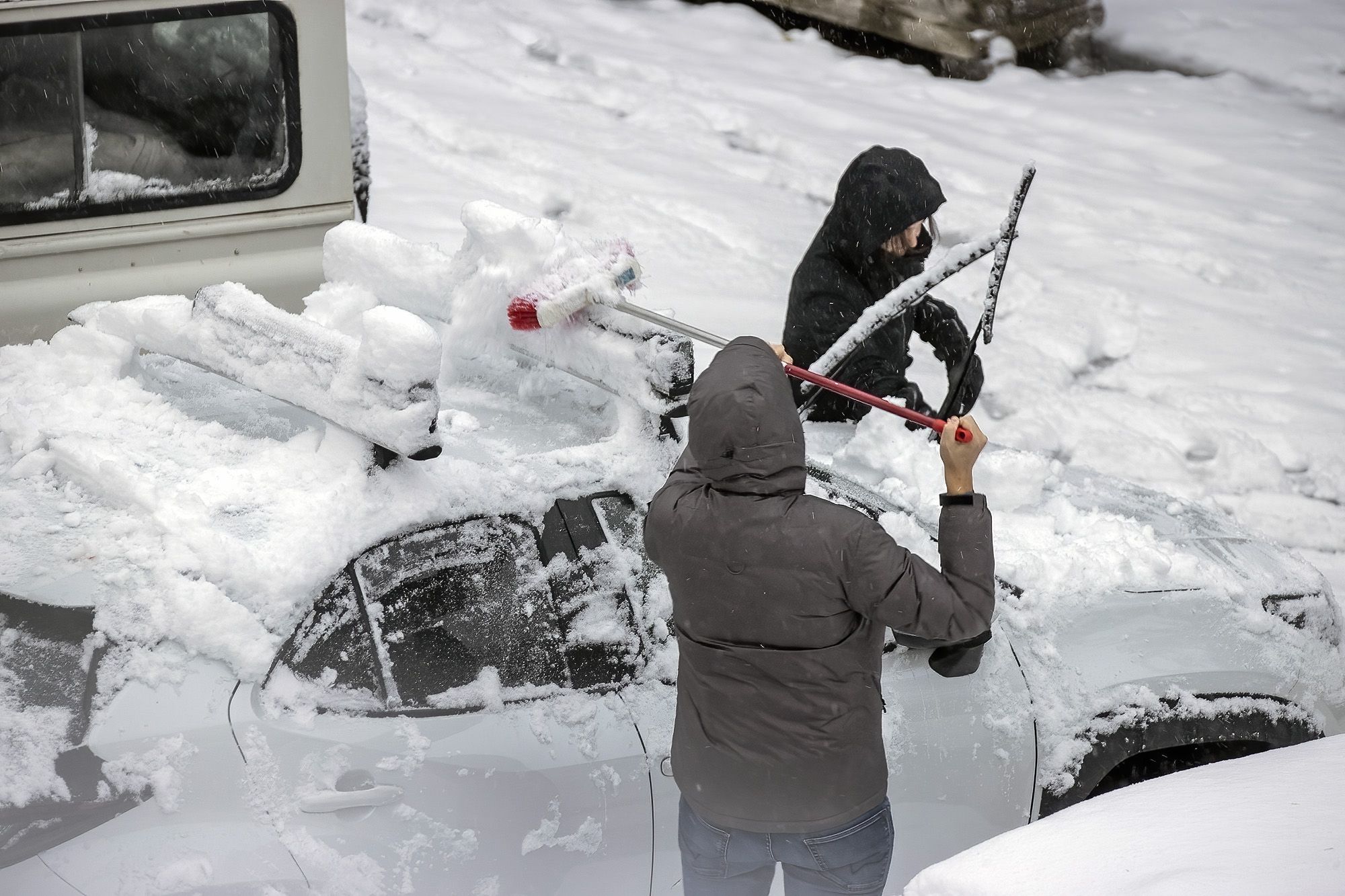 Després de la nevada a Esterri d'Àneu, cal netejar de neu el cotxe per tornar cap a casa