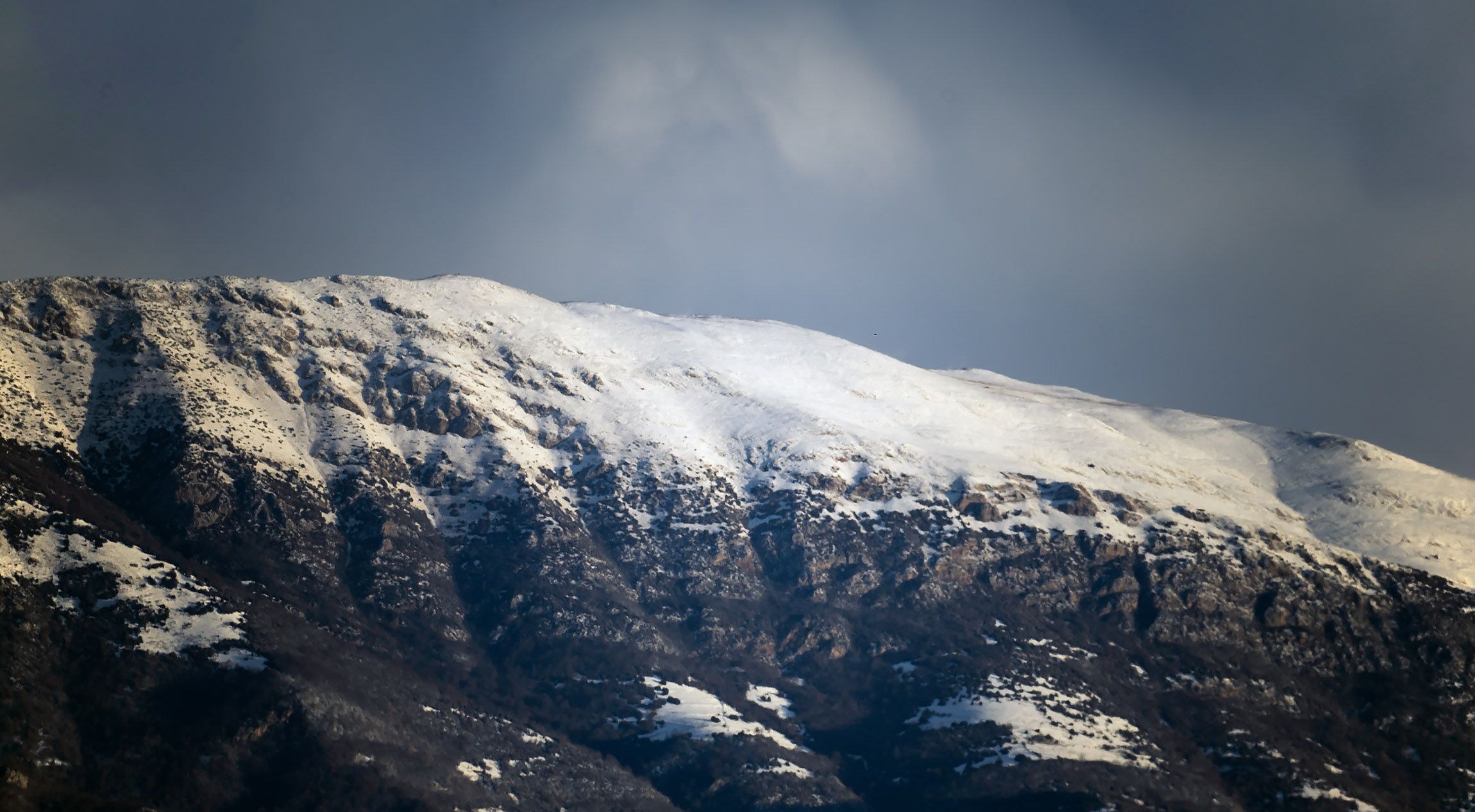 Neu a Serra Cavallera i al Taga, amb tardor en primer pla avui a Sant Agustí de Lluçanès (Osona)