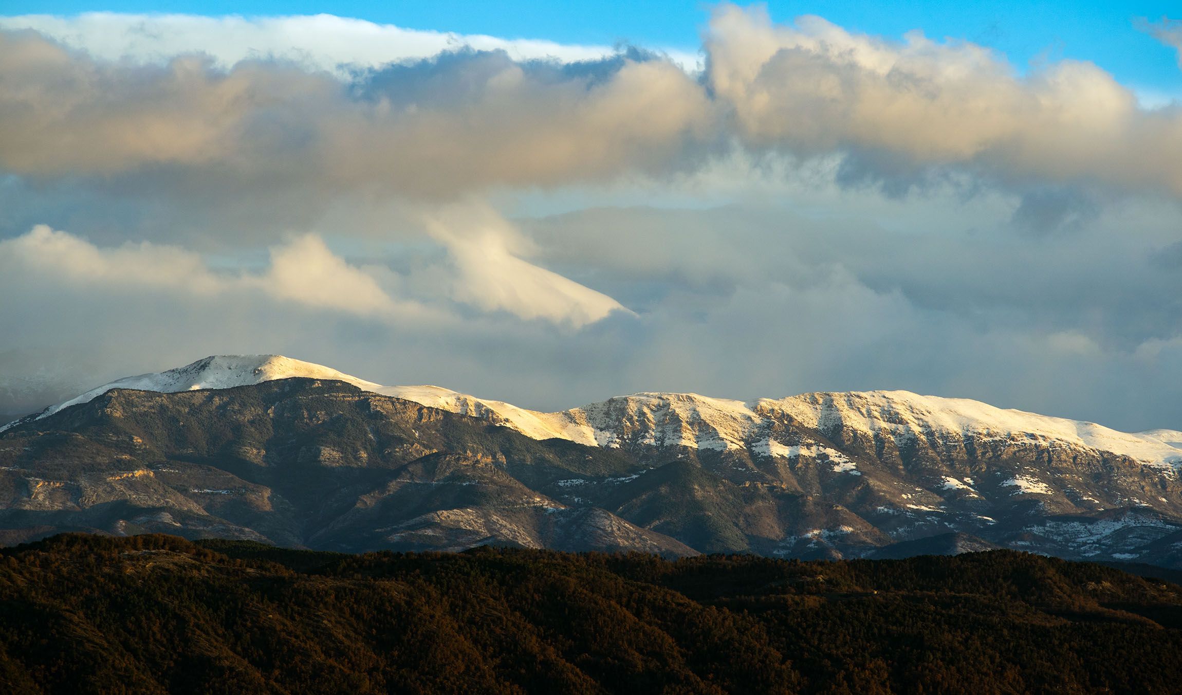 Neu a Serra Cavallera i al Taga, amb tardor en primer pla avui a Sant Agustí de Lluçanès (Osona)