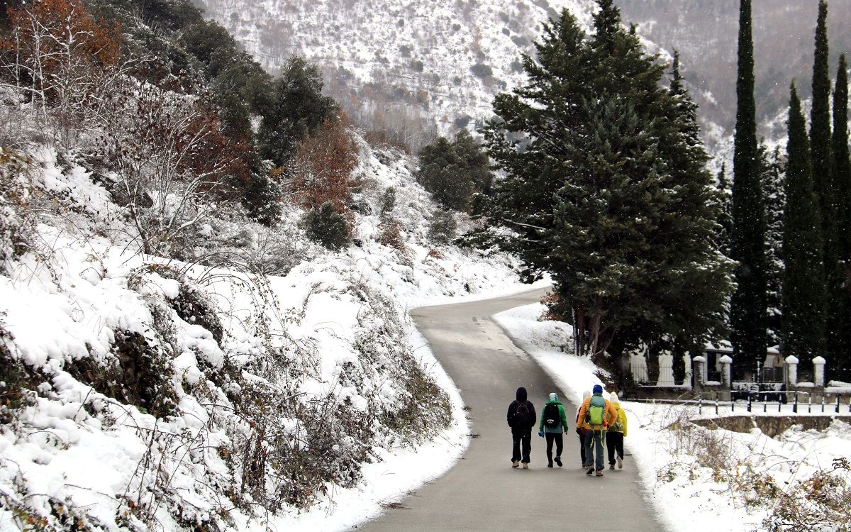 Persones fan una ruta a Esterri d'Àneu en la primera gran nevada de la temporada