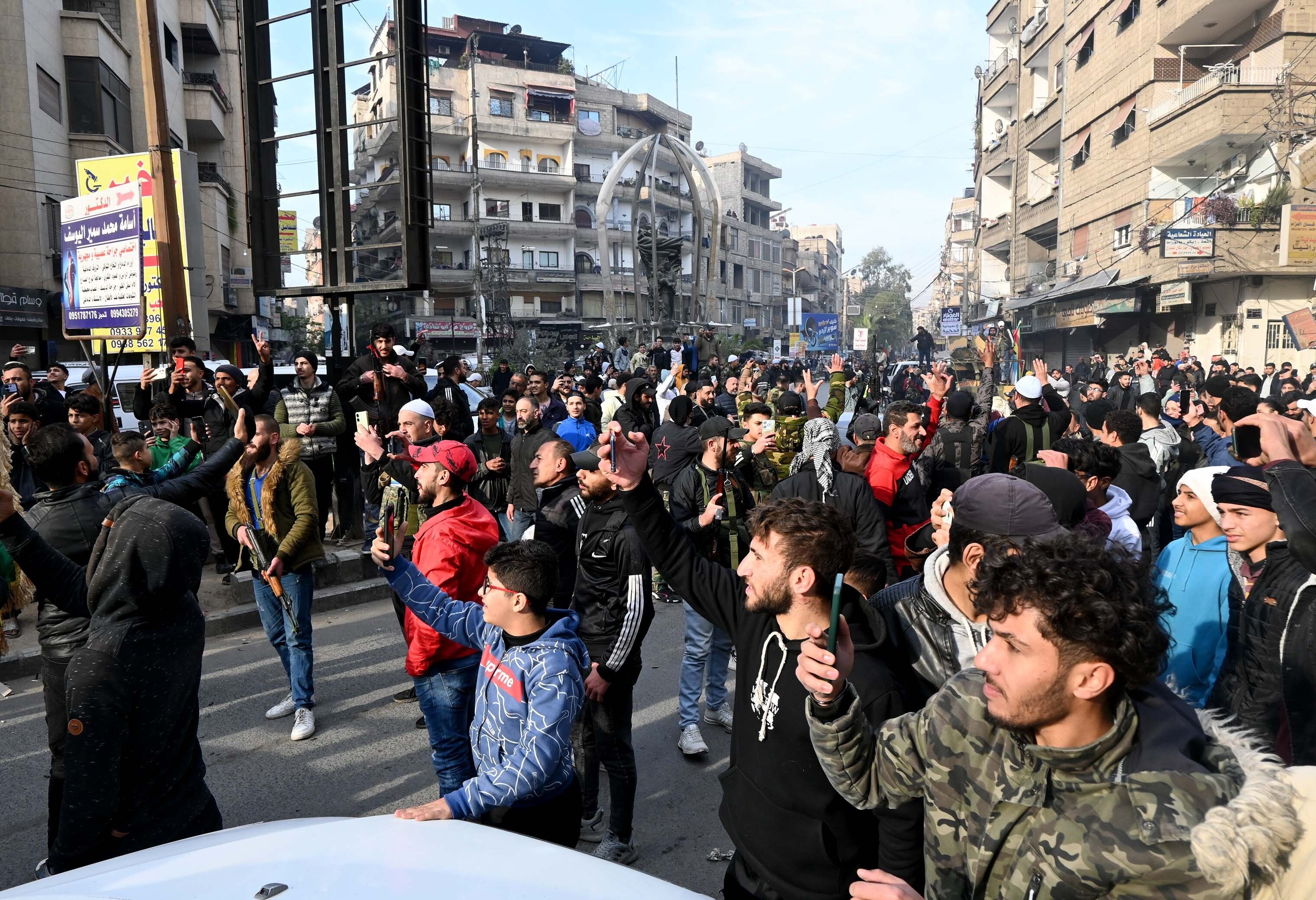 La gent surt al carrer a Damasc aquest diumenge, després de caure en mans dels combatents islamistes.