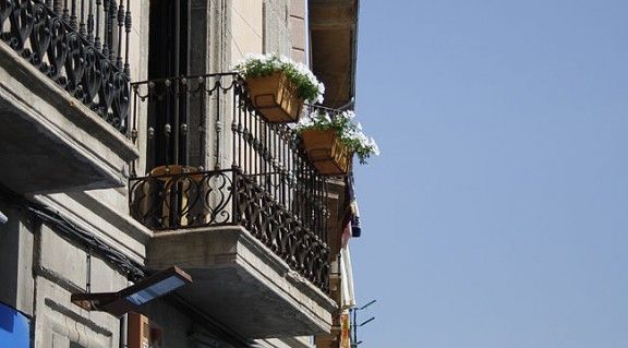 Un balcó de Ripoll ple de flors.