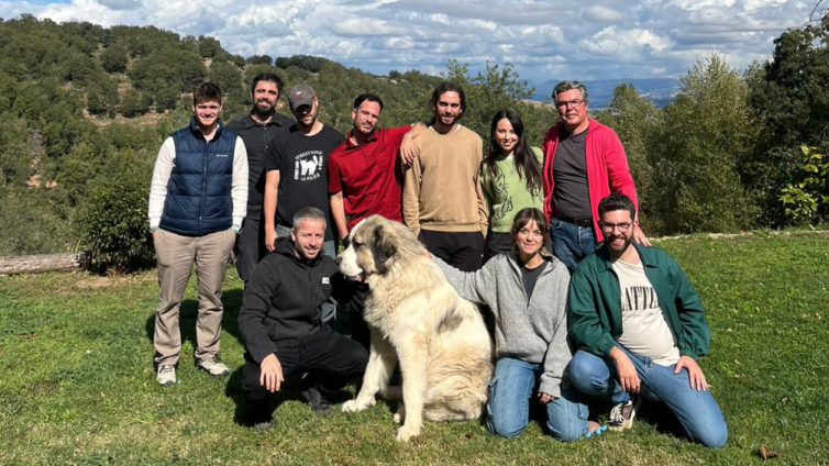 Gallardo, de verd, amb la resta de companys i productors durant la gravació de l'himne a l'estudi d'Oques Grasses