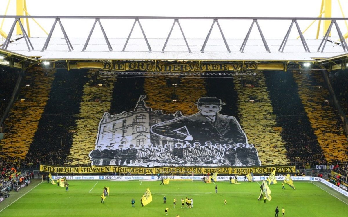 Coreografia del «mur groc» de l'estadi del Borussia recordant la seva fundació