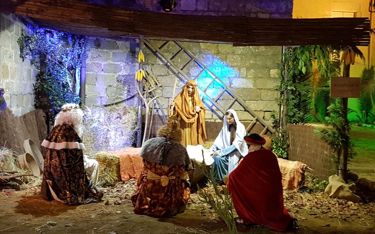 Els Reis d'Orient adoren el nen Jesús al pessebre vivent de Breda