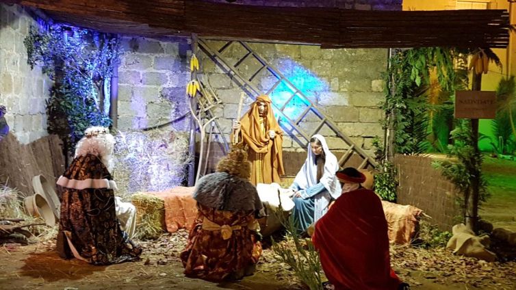 Els Reis Mags d'Orient adoren al nen Jesús en el Pessebre Vivent de Breda. | Aj Breda