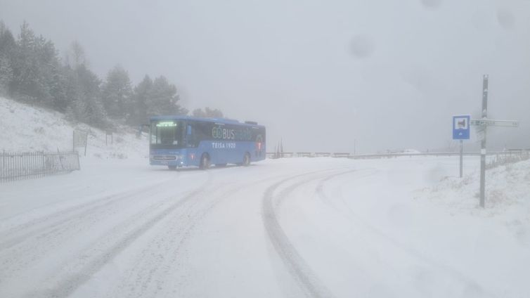 Un autobus de Teisa, atrapat a Prats de Molló