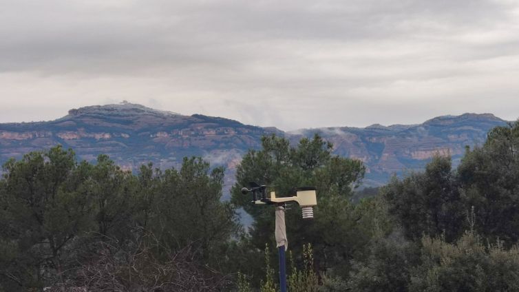 El cim de la Mola (Vallès Occidental), empolsimat per la nevada