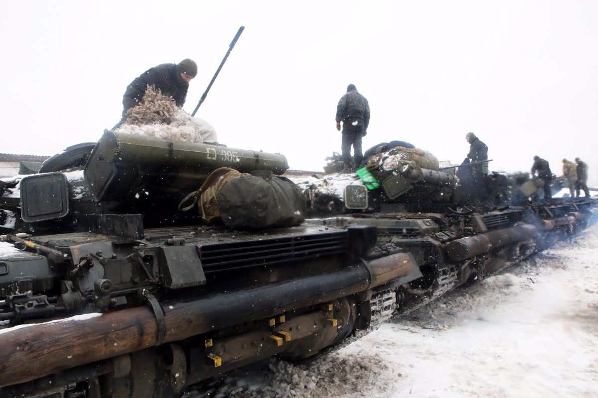 Diversos tancs rusos, abans d'entrar a Ucraïna