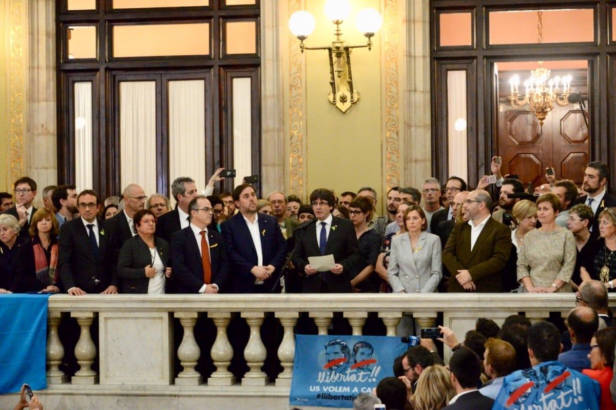 Puigdemont, el Govern, els diputats independentistes i alcaldes catalans després de proclamar la independència