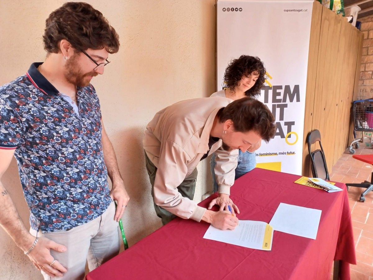 Marco Simarro, Oriol Sánchez i Ariadna Sierra, signant el Codi Ètic de la CUP