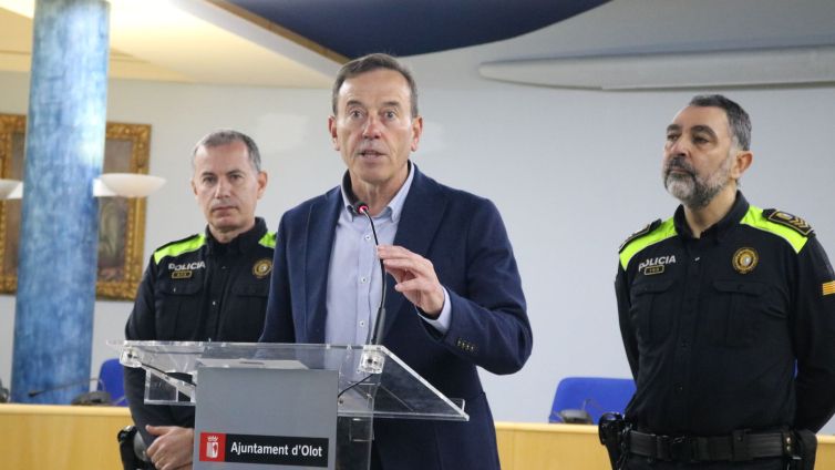 L'alcalde Josep Berga, en roda de premsa aquest dijous amb el cap de la Policia Municipal d’Olot, Ignasi López, i el sergent de Mobilitat, Albert López