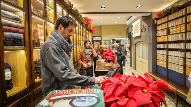 En Jordi, despatxant a la botiga de Can Baldiret