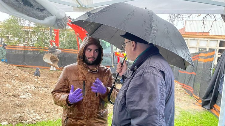 L'operatiu s'ha fet durant aquesta setmana tot i la pluja amb el forense Narcís Bardalet i el seu barret al capdavant