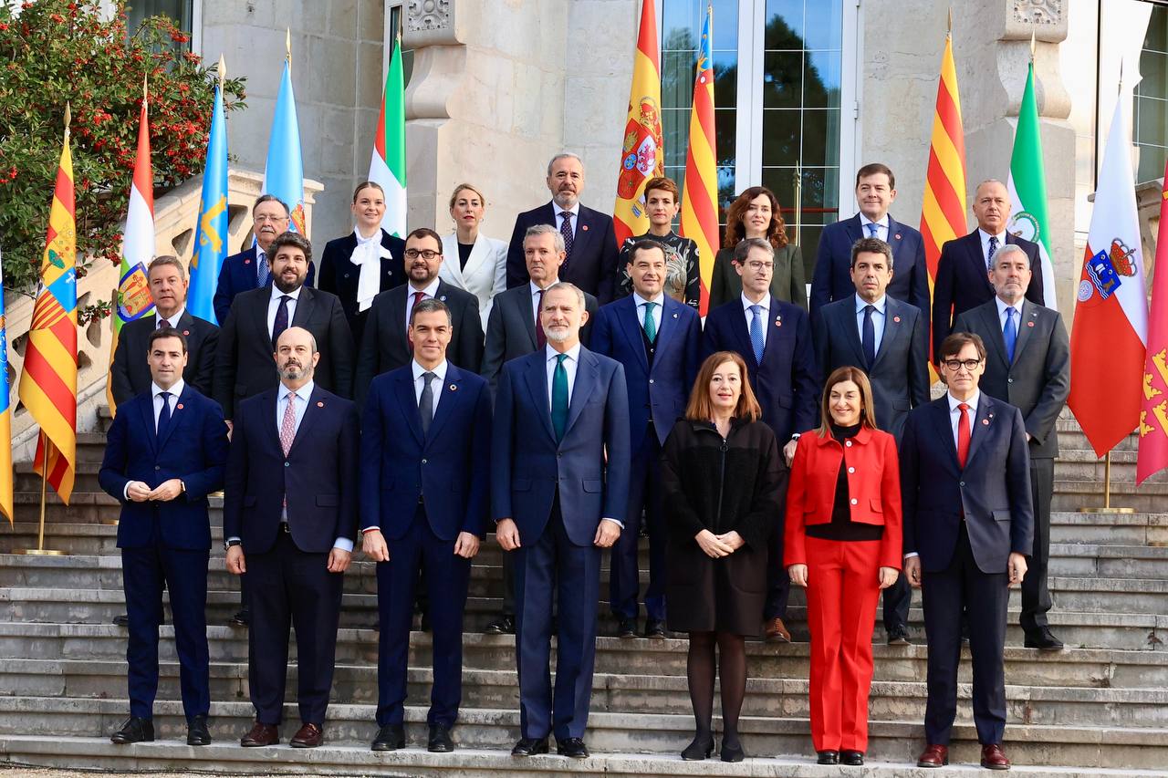 Foto de família dels presidents autonòmics, amb Felip VI, Pedro Sánchez i Francina Armengol