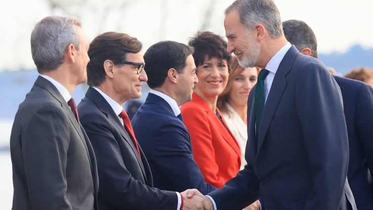 Felip VI saluda Salvador Illa a la Conferència de Presidents