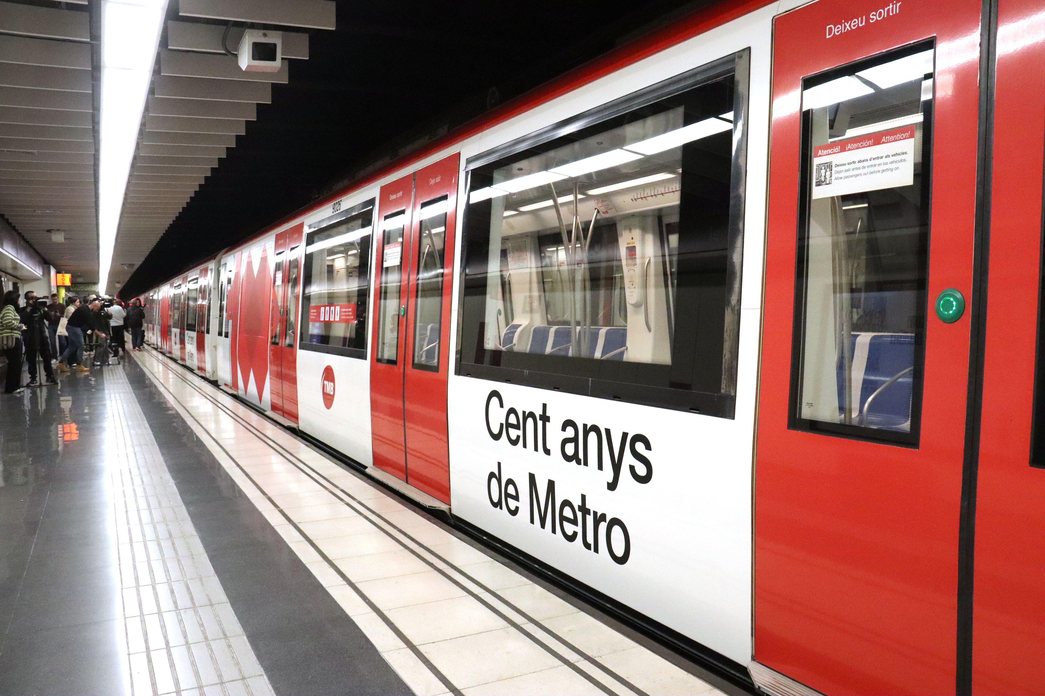 Un metro, decorat amb un vinil commemoratiu del centenari