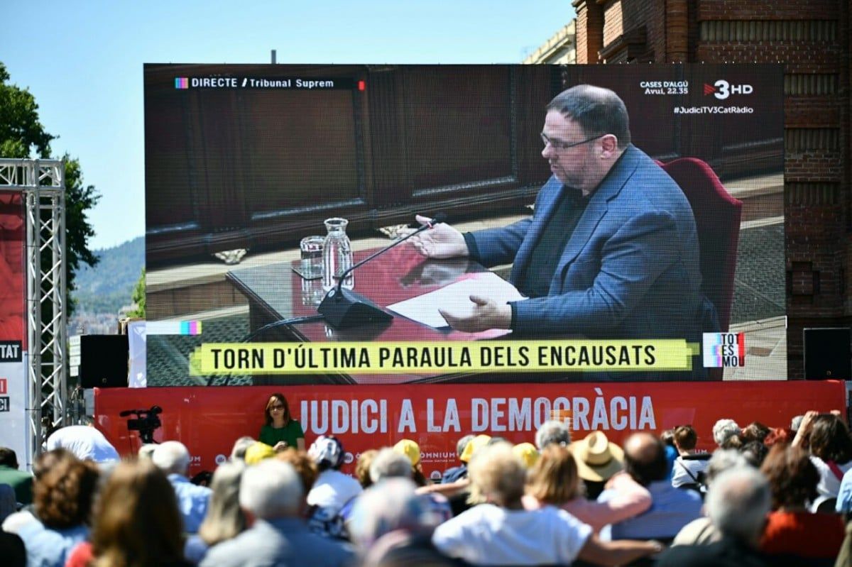 La intervenció de Junqueras al Suprem, en una gran pantalla al carrer a Barcelona