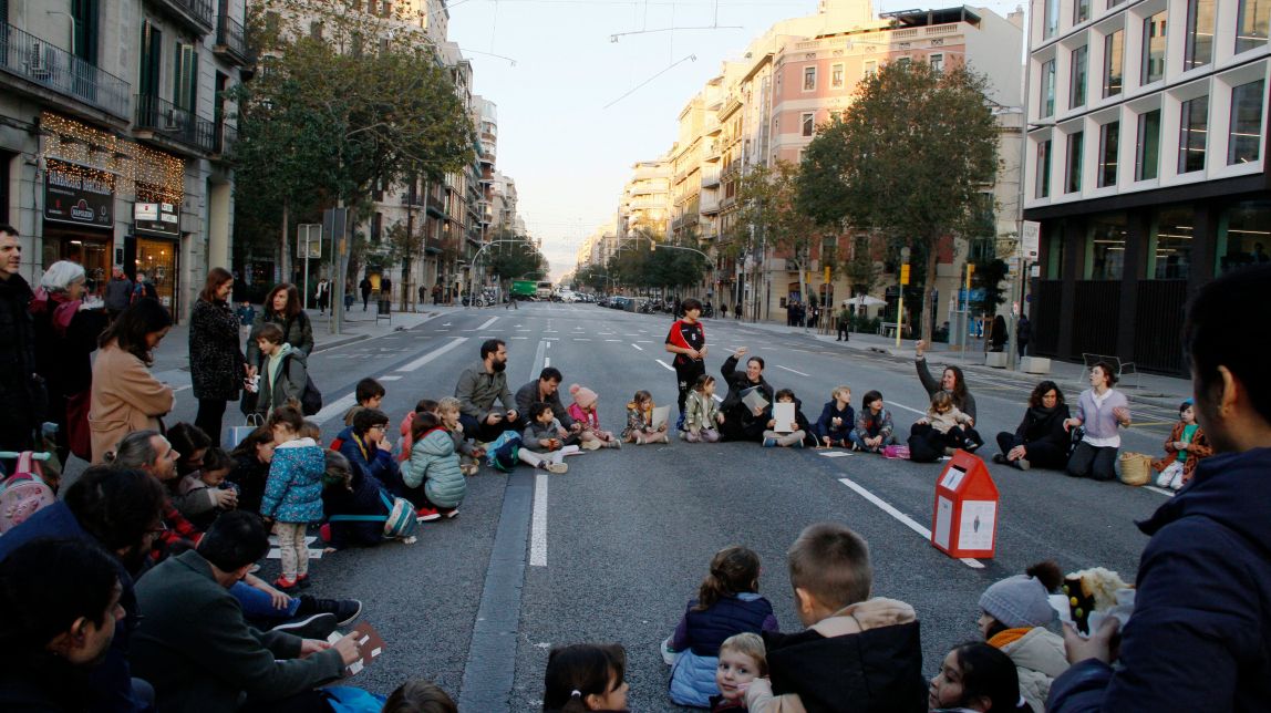 Tall de Revolta Escolar al carrer Aragó per protestar per la contaminació