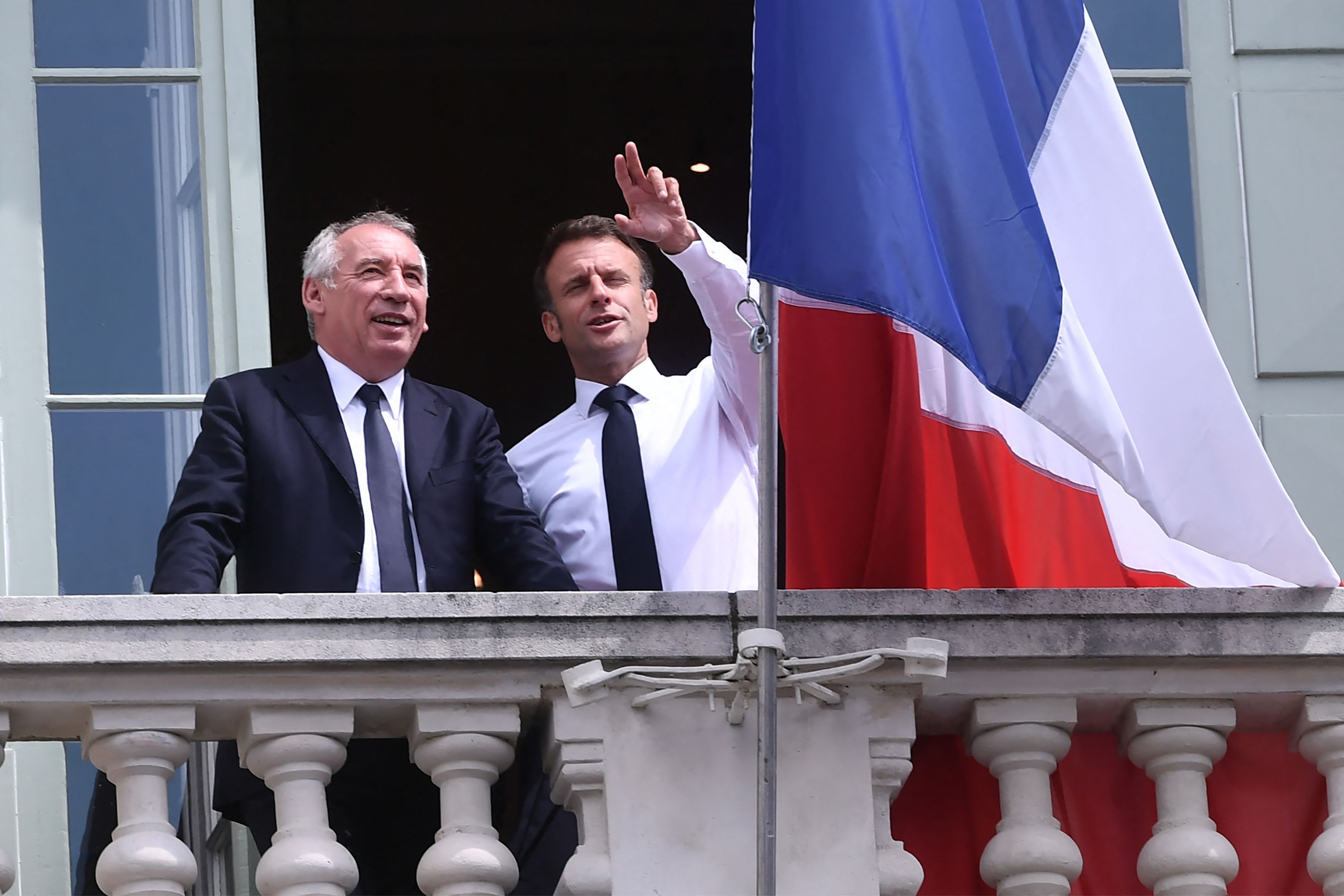 François Bayrou i Emmanuel Macron a l'Ajuntament de Pau.