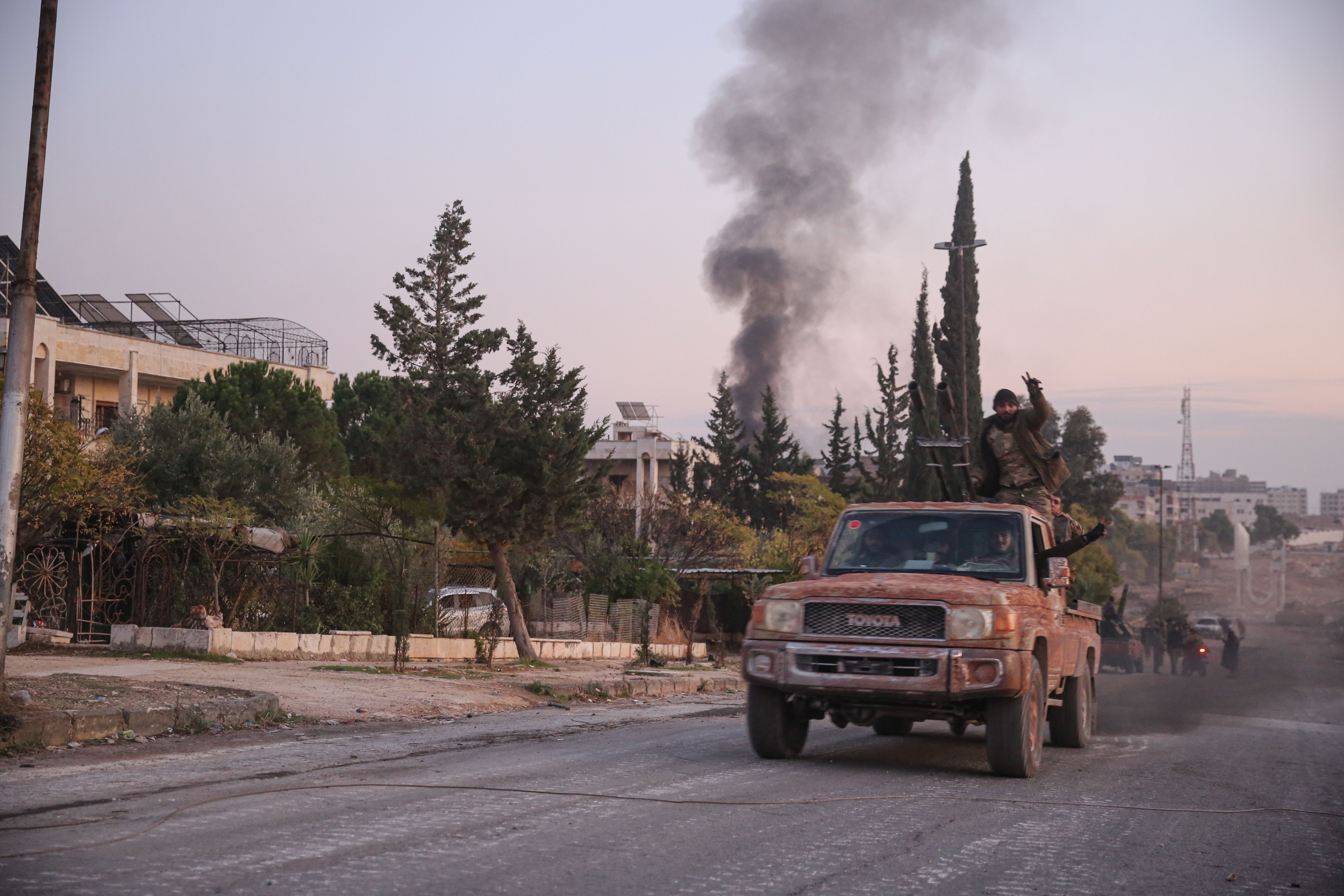 Tropes de l'oposició siriana entrant a Alepo. L'any s'acomiada amb la caiguda dels Assad.